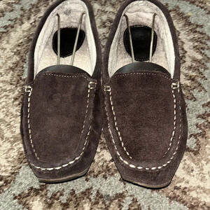 Women L L Bean slippers in a size 8.